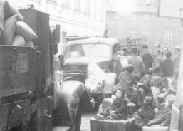 Pětikostelní, dnes Sněmovní ulice v Praze v prvních dnech po osvobození